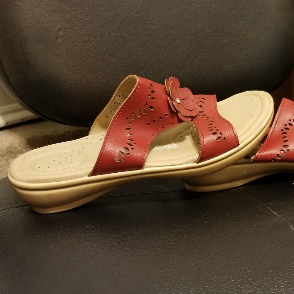Sandals with floral detail